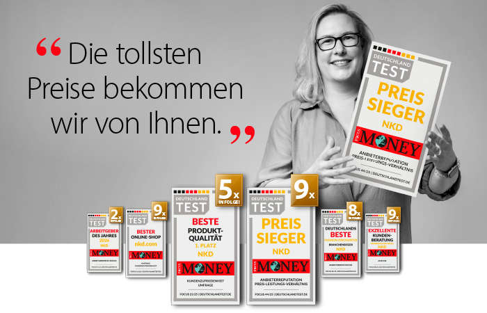 Eine lächelnde Frau hält ein Schild mit einer Auszeichnung für PREISSIEGER: NKD in die Kamera. Daneben steht ein Zitat "Die tollsten Preise bekommen wir von Ihnen."
