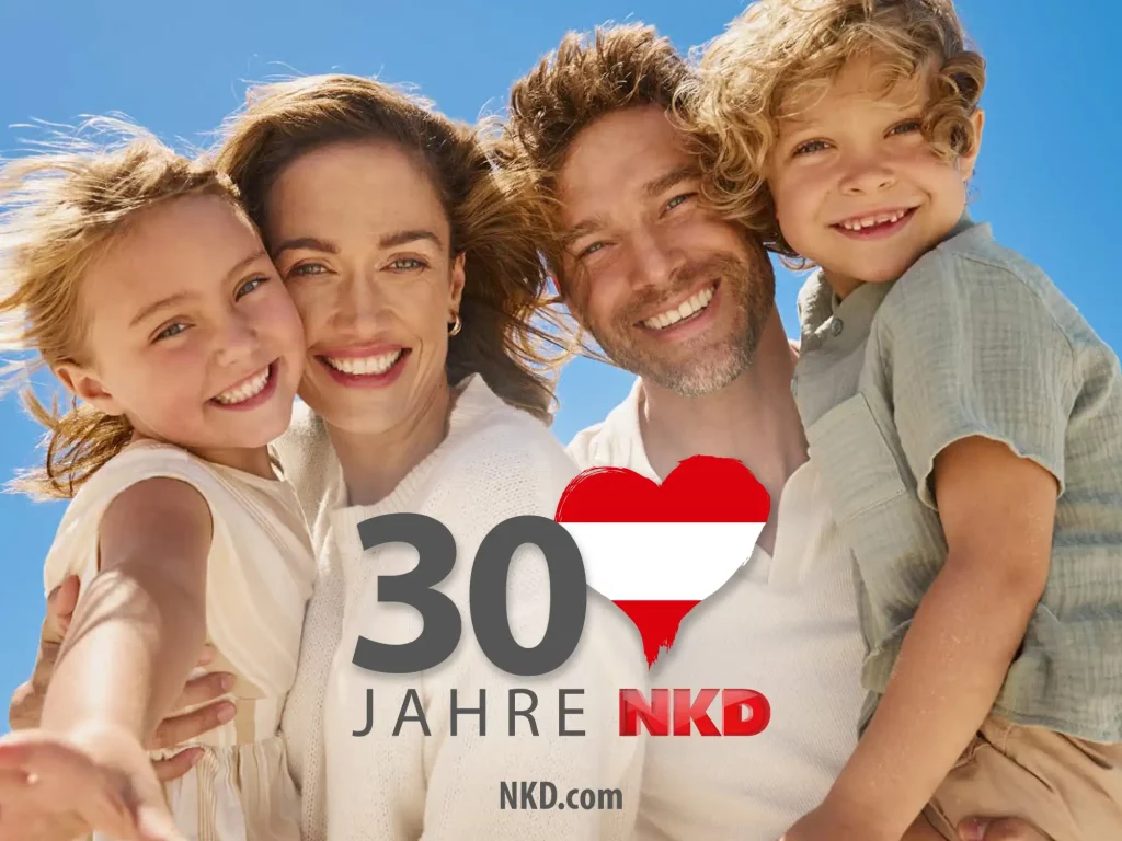 Halbtotale einer Familie, die 30 Jahre NKD Österreich feiert.