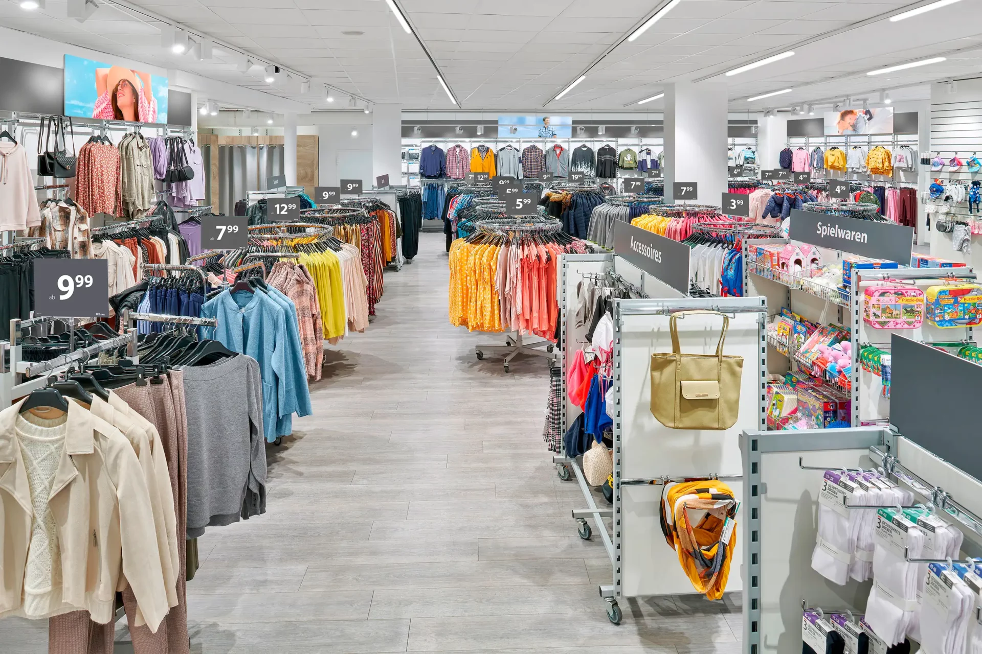 Innenansicht von einer gut ausgestatteten Filiale.