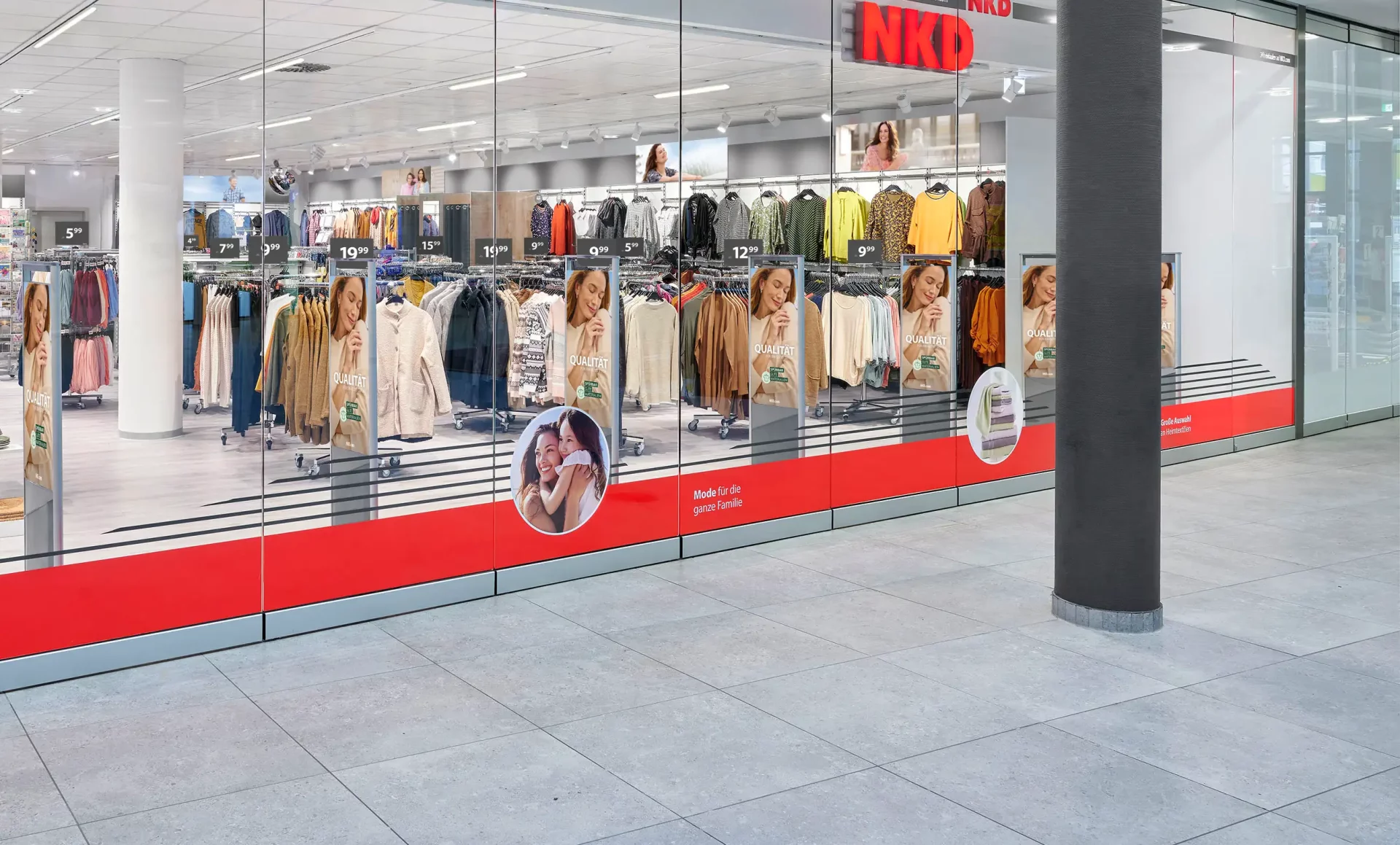 Fensterfront einer NKD-Filiale in einer Passage.