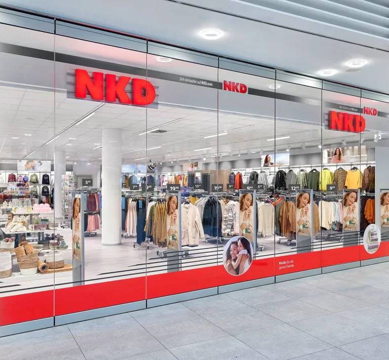 Fensterfront einer NKD-Filiale in einer Passage.