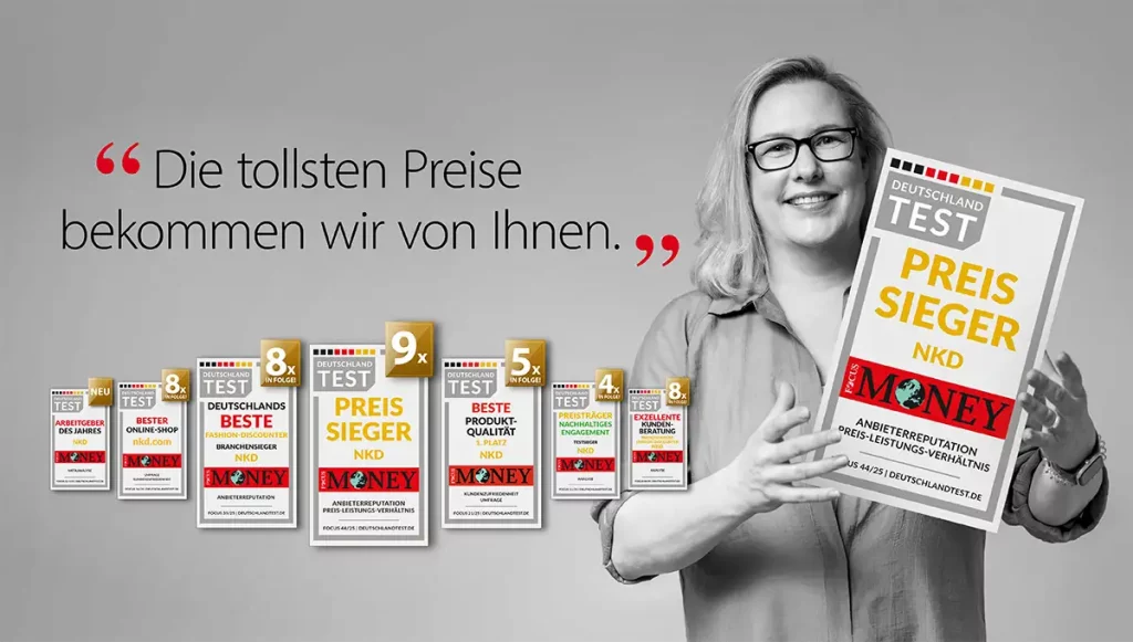 Eine lächelnde Frau hält ein Schild mit einer Auszeichnung für PREISSIEGER: NKD in die Kamera. Daneben steht ein Zitat "Die tollsten Preise bekommen wir von Ihnen."