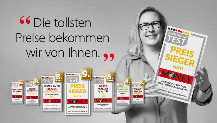 Eine lächelnde Frau hält ein Schild mit einer Auszeichnung für PREISSIEGER: NKD in die Kamera. Daneben steht ein Zitat "Die tollsten Preise bekommen wir von Ihnen."