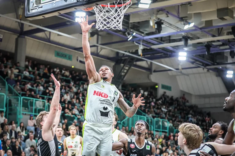 Ein Basketballer des BBC Bayreuth springt hoch zum Korb. Copyright © by ochsenfoto.de // Thorsten Ochs