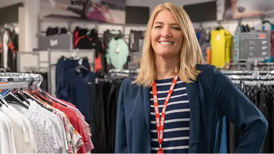 Eine Frau steht in einer Filiale.