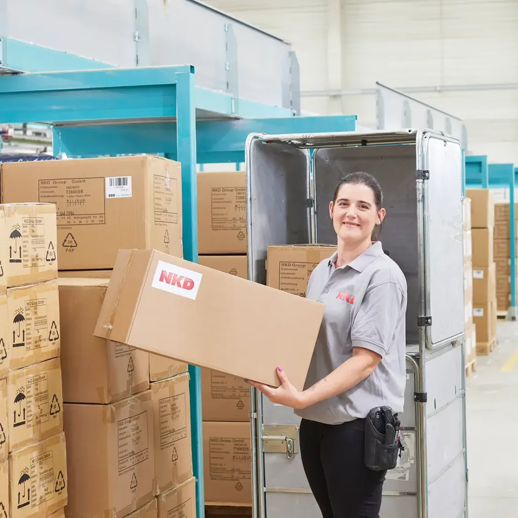 Christiane Richter in der Logistik