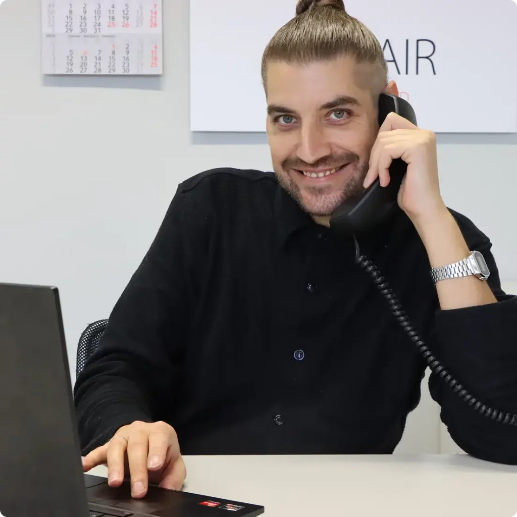 Christopher Wessolly am Telefon