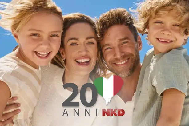 Das Logo 20 Anni NKD und eine glückliche Familie