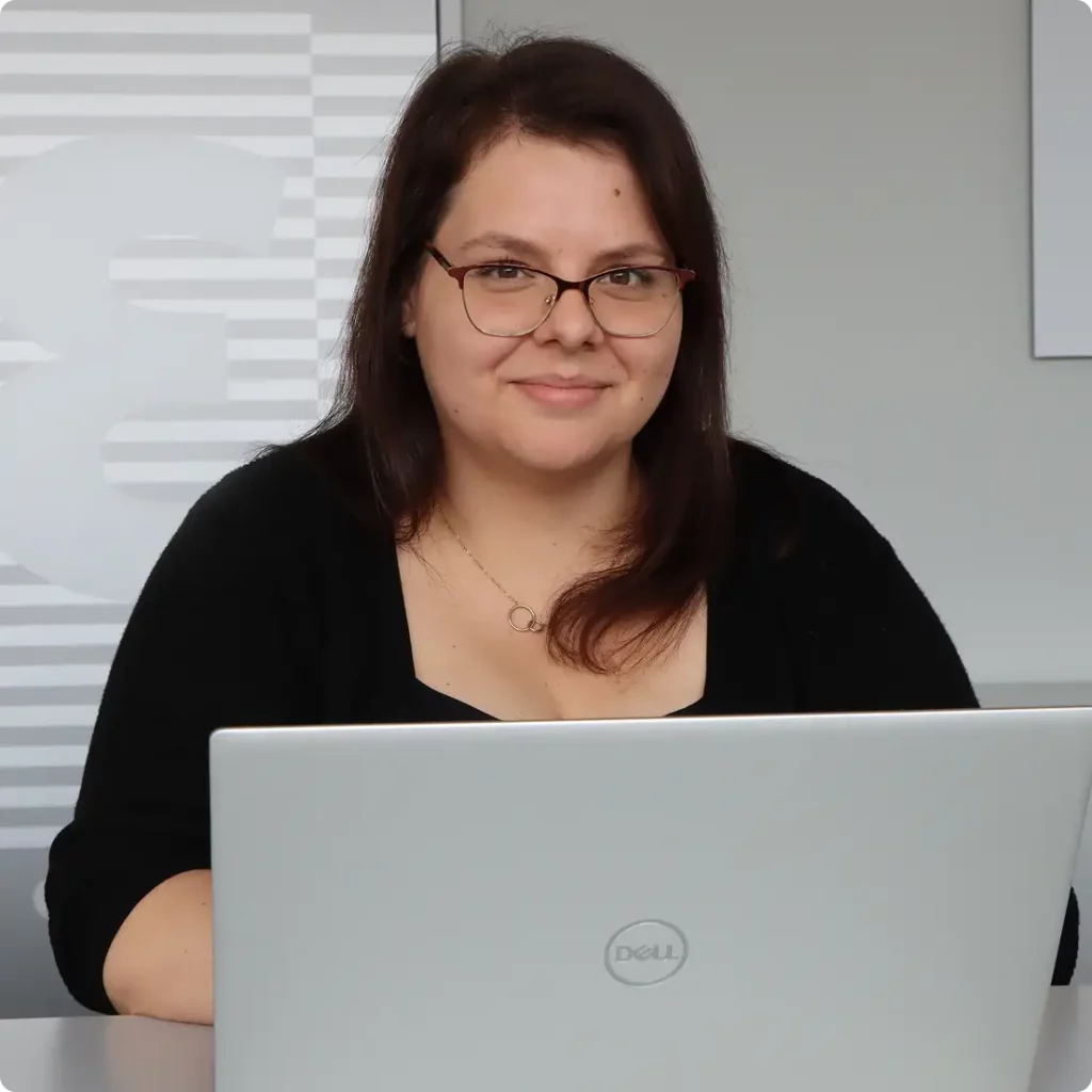 Nadja Fischer am Laptop